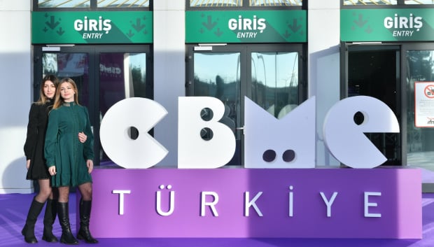 CBME Türkiye logo with two models next to it