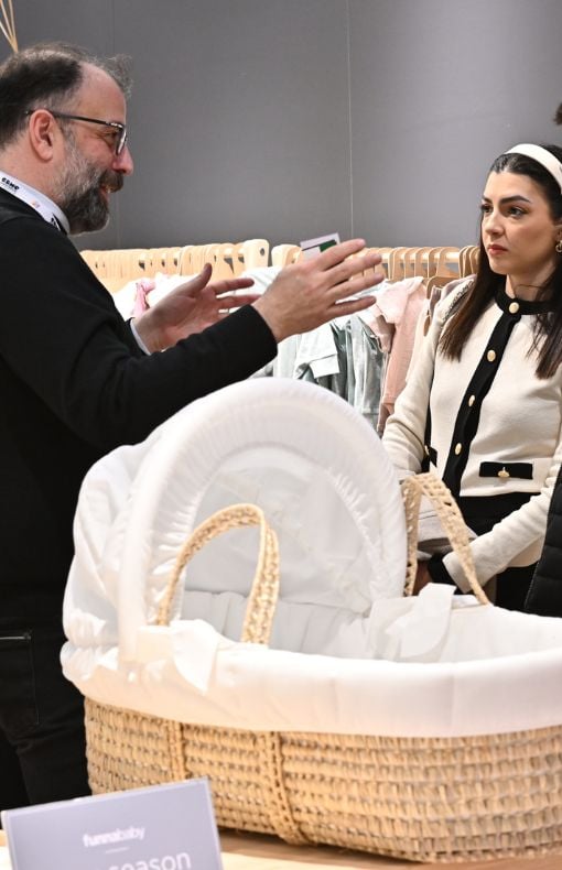 An exhibitor showing products to a customer at the CBME Türkiye exhibition.