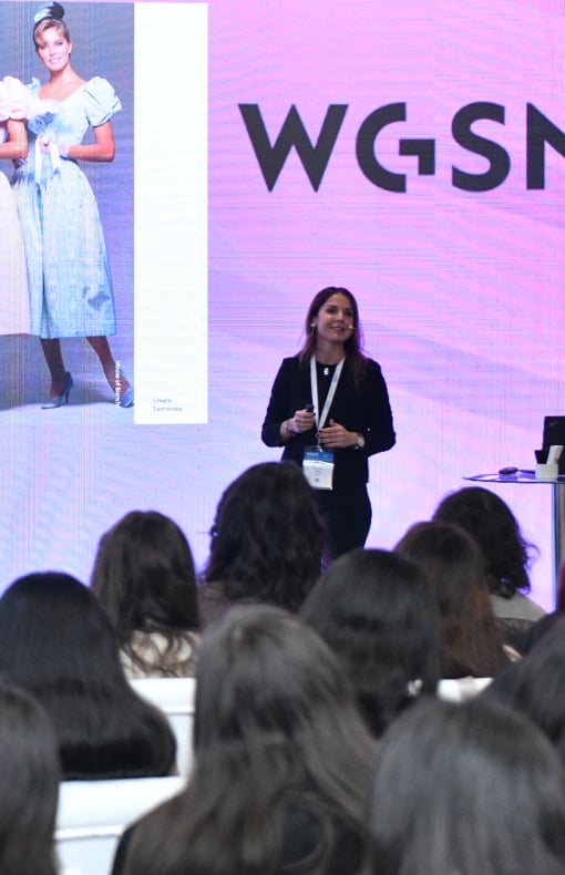 CBME Türkiye'de düzenlenen WGSN trend seminerinde gelecek sezonun sektör trendlerini anlatan konuşmacı.