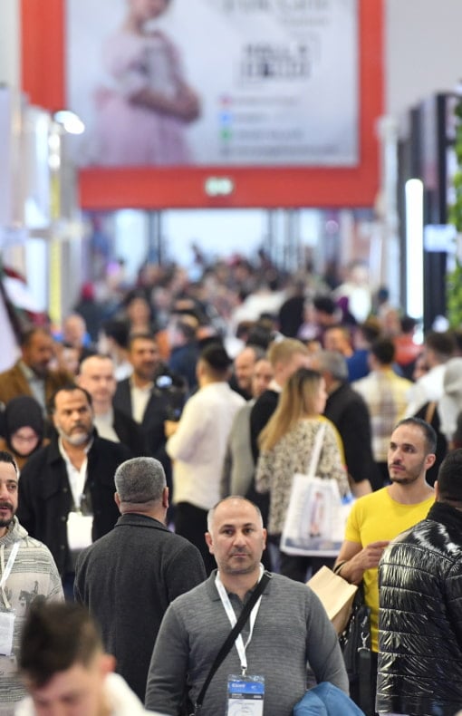 CBME Türkiye fuarındaki kalabalık koridor, canlı ziyaretçi etkileşimini gözler önüne seriyor.
