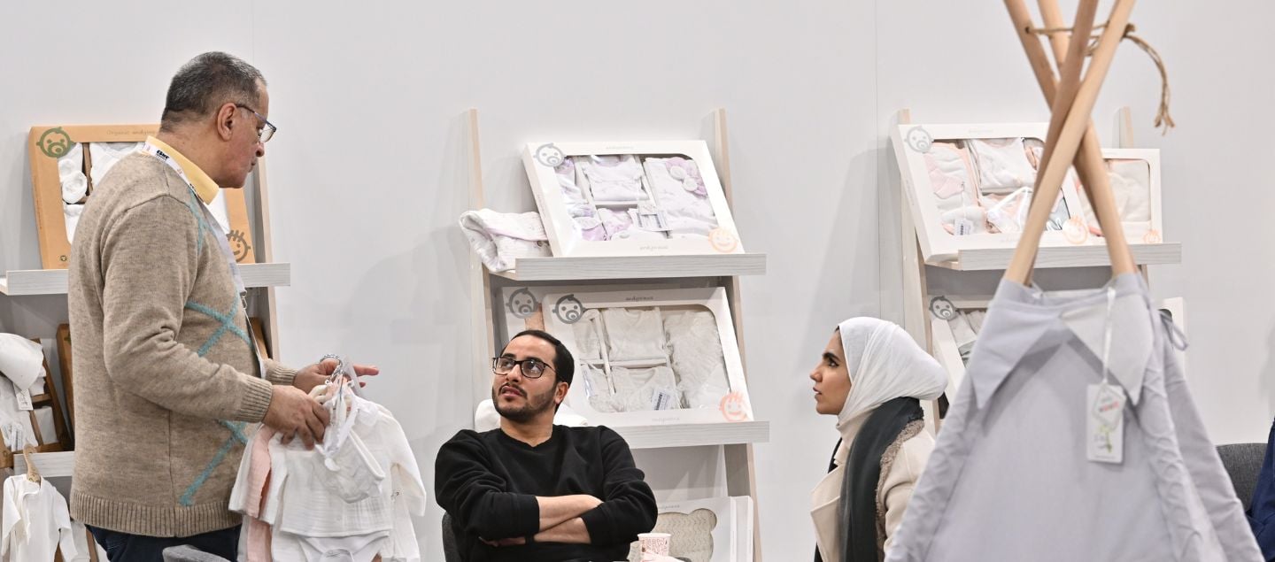 CBME Türkiye'de ziyaretçi ve katılımcı ürünleri tartışıyor ve satın alma kararları veriyor