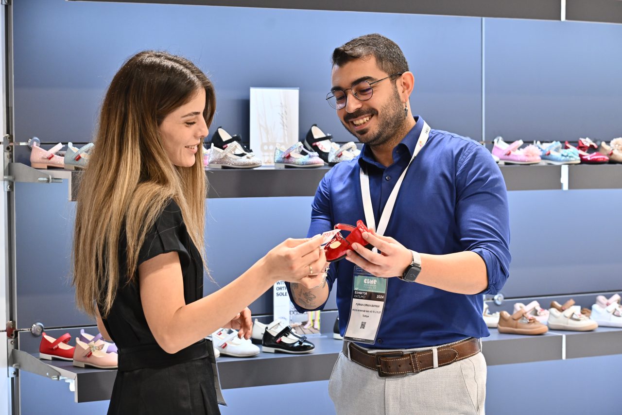 Three individuals discussing products and making purchasing decisions around a table at CBME Türkiye.