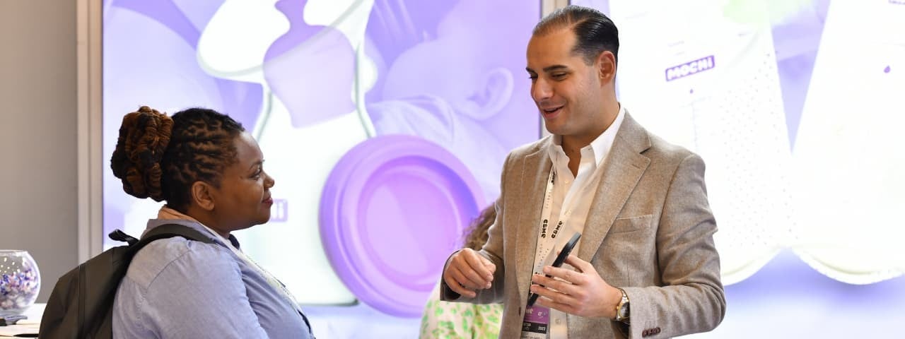 An exhibitor demonstrating a product to an attendee at CMBE Turkey