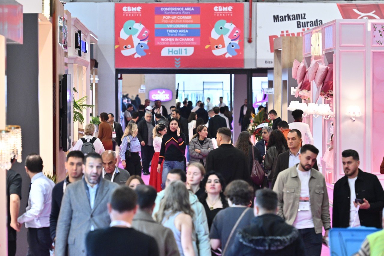  The moment when visitors visiting the fair walk around the Hall and examine the stands.