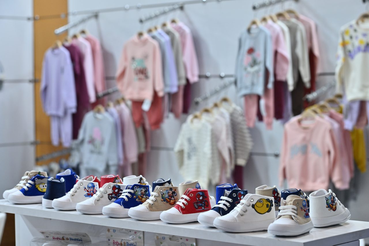 Elegant baby shoes on display at the CBME Türkiye exhibition