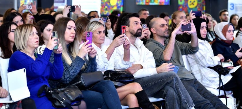 Audience attentively listening and capturing moments during the CBME Türkiye seminar.