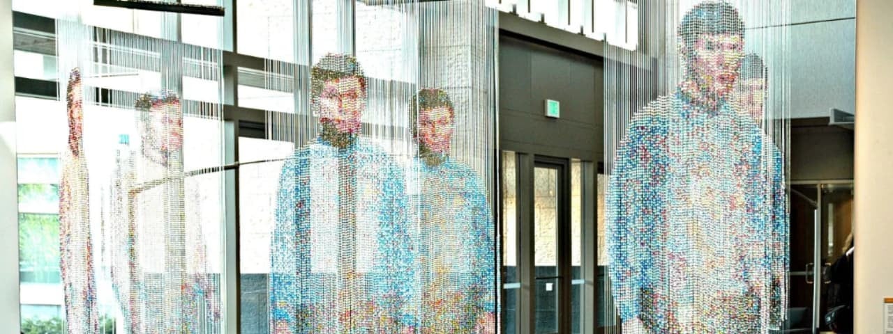 Hologram şeklinde 4 adam