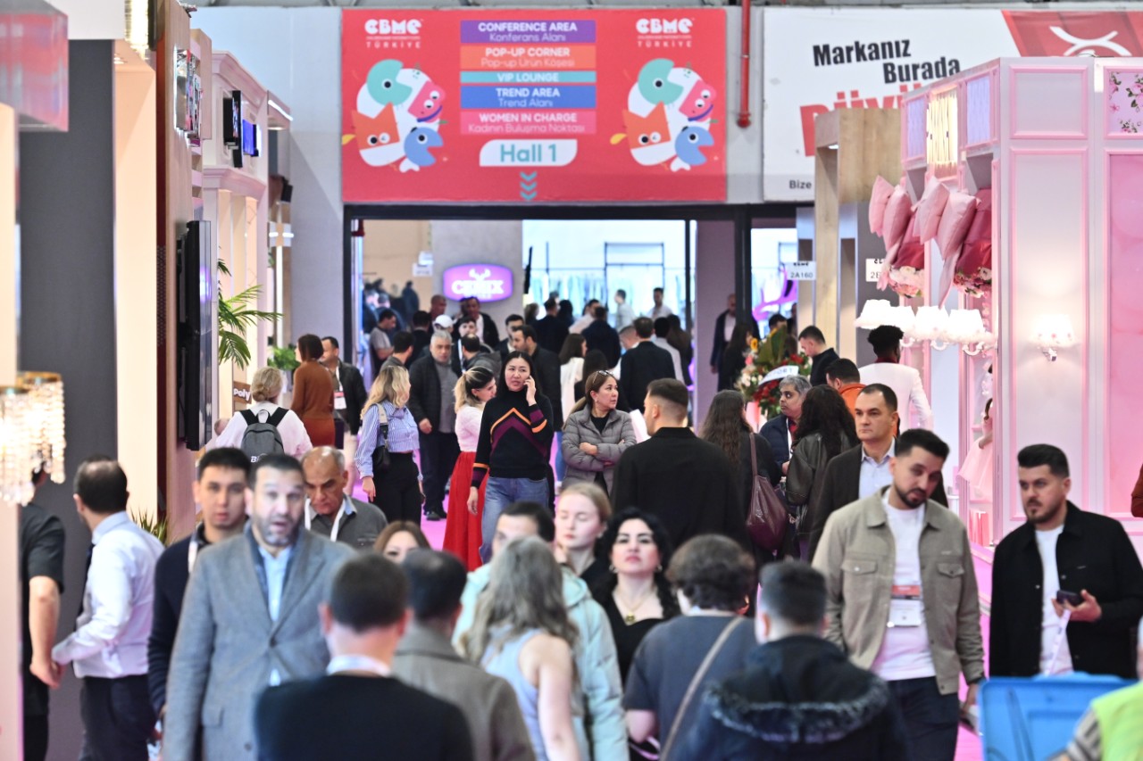  The moment when visitors visiting the fair walk around the Hall and examine the stands.