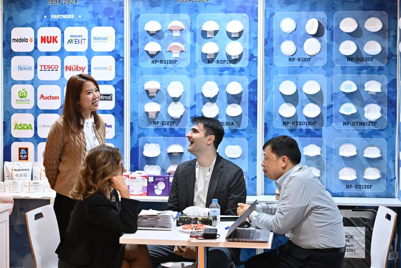  The moment when visitors having a small meeting with exhibitors