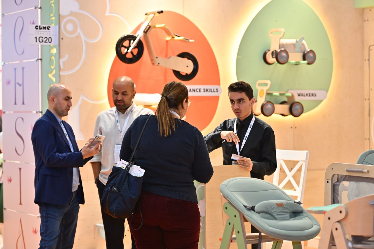Exhibitor showcasing their product to a visitor